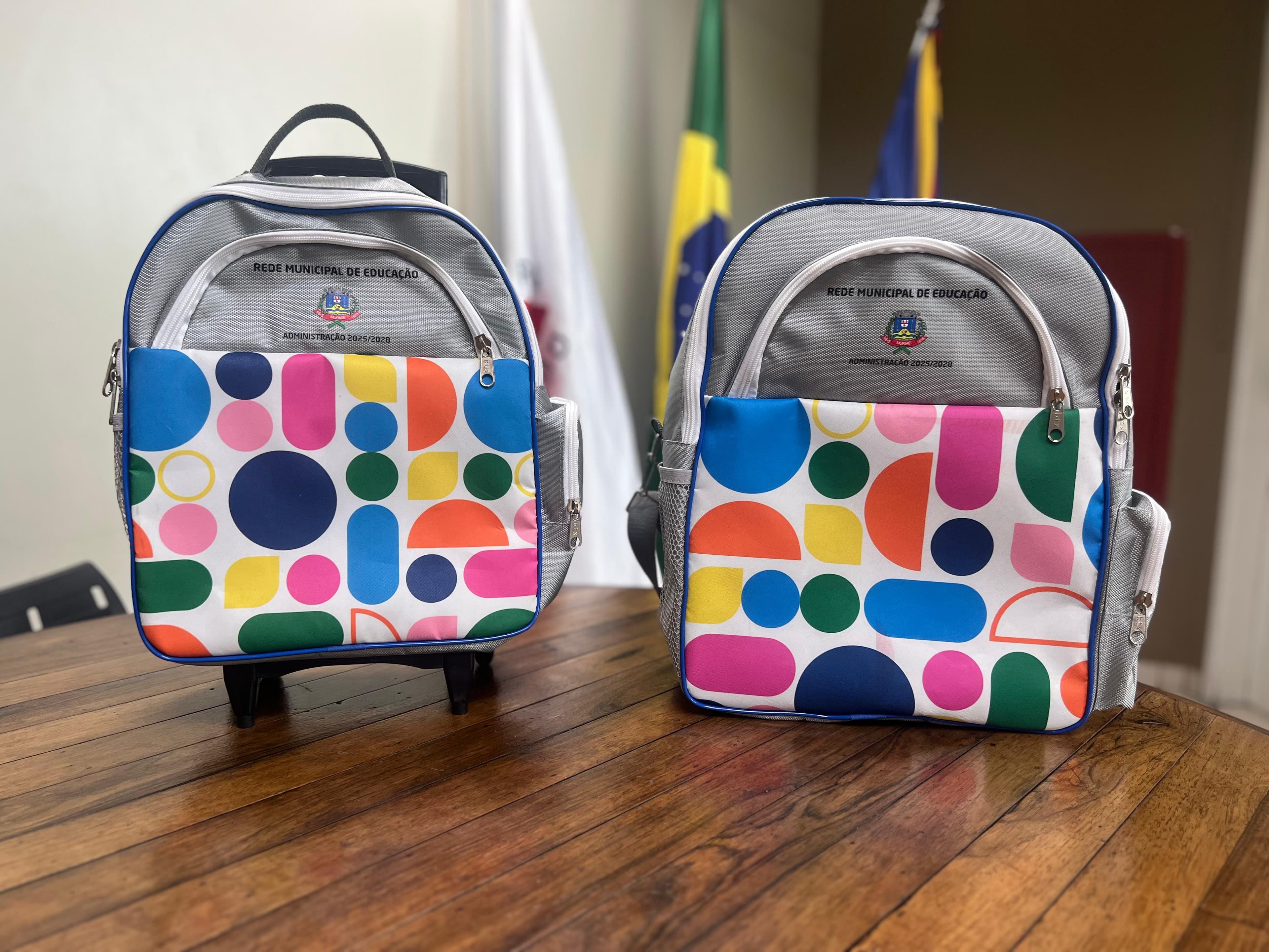 Muriaé Garante Igualdade na Educação com Entrega de Mochilas Escolares para Todos os Alunos