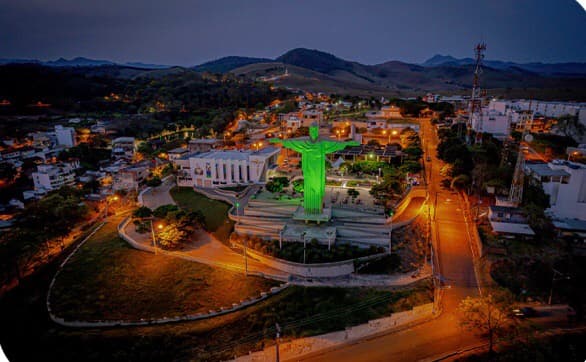 Com o Cristo iluminado de verde e um balão colorido no céu, Sicredi comemora 1 ano em Muriaé