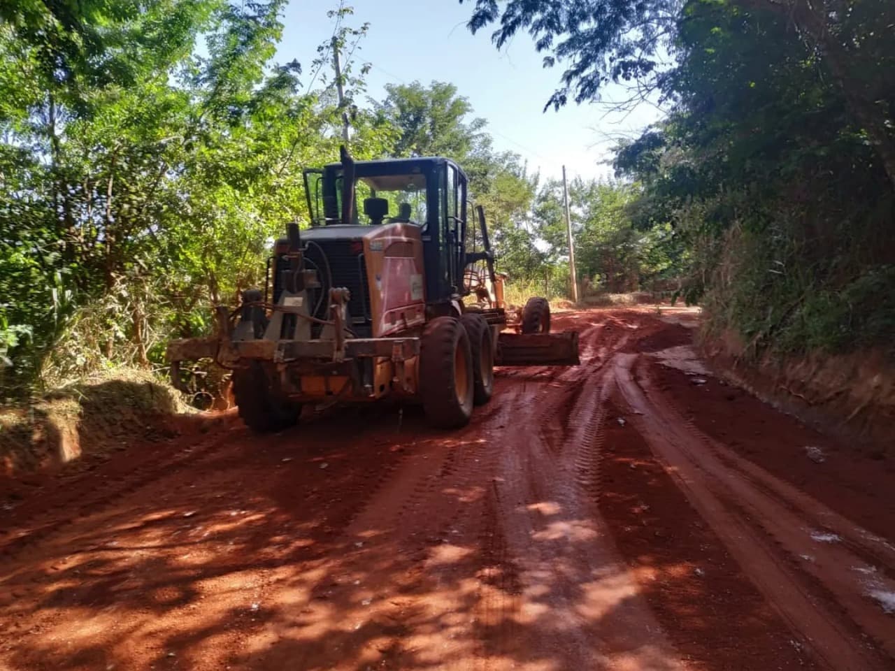 Prefeitura de Leopoldina recupera estrada que liga região central ao distrito de Abaíba
