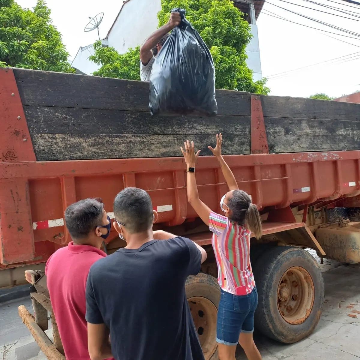 Prefeitura de Leopoldina distribui donativos para famílias desabrigadas pelas chuvas