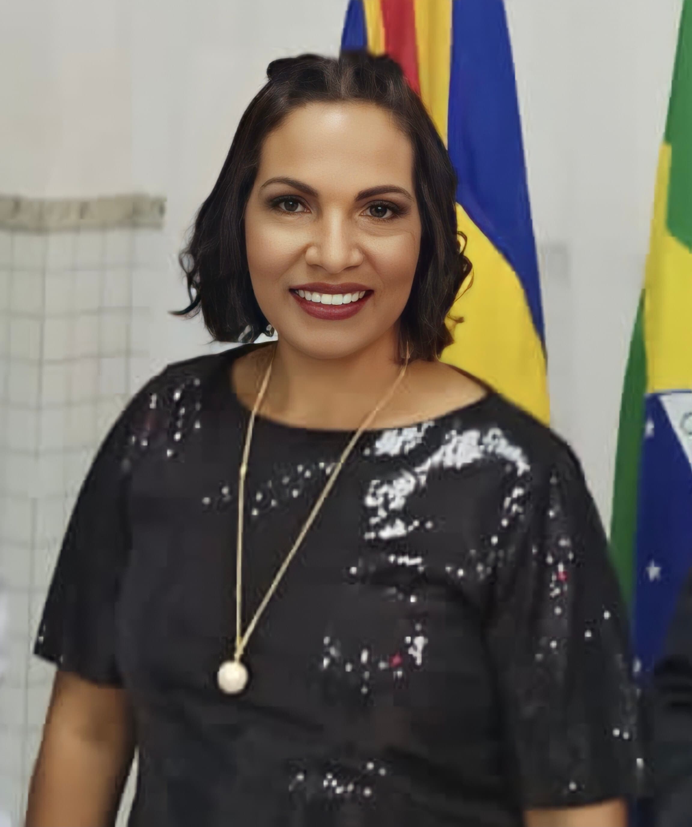 Profª Wanderléa Cardoso e Ciro tomam posse com sua diretoria