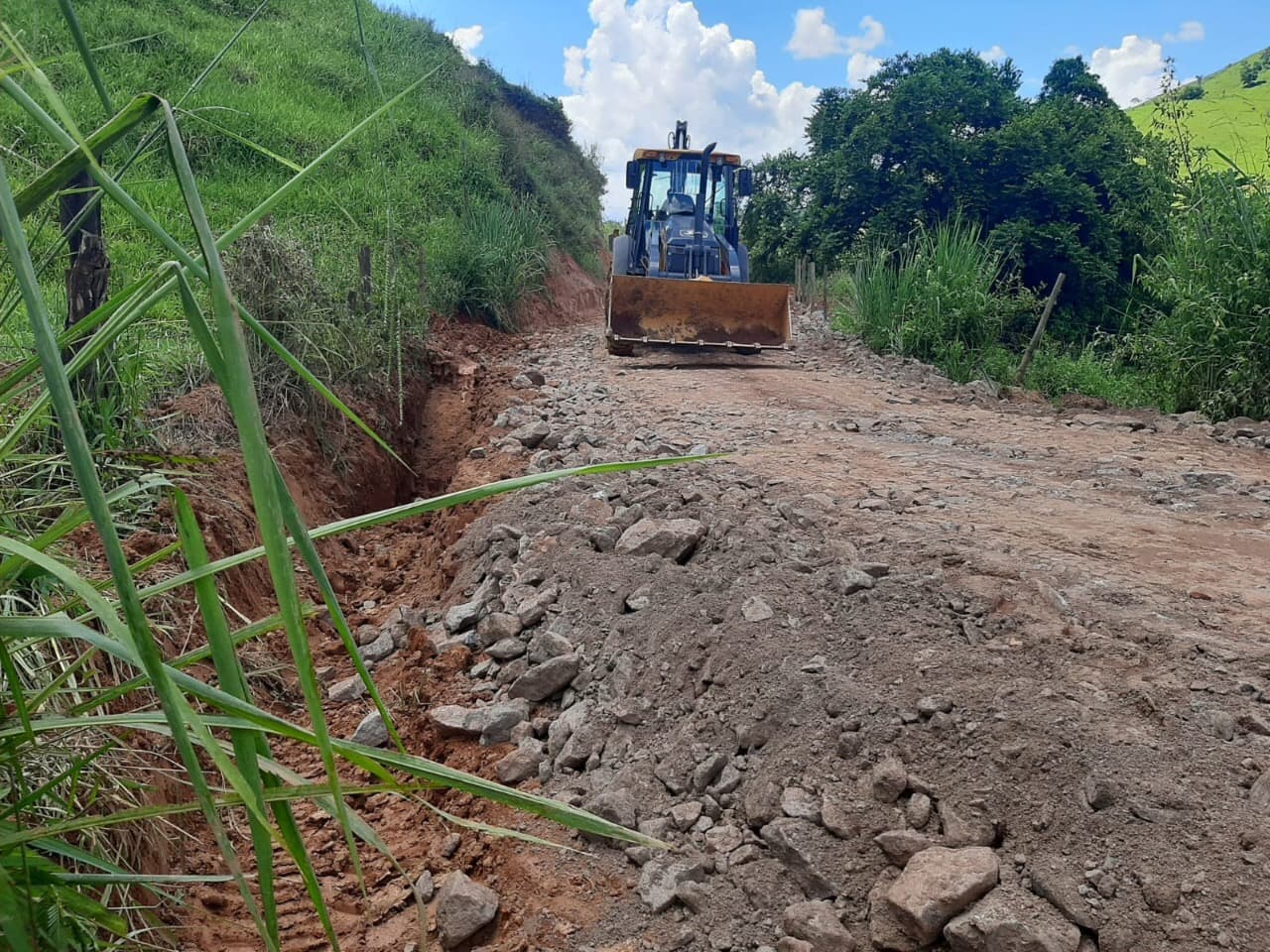 Prefeitura trabalha em recuperação de estrada na zona rural