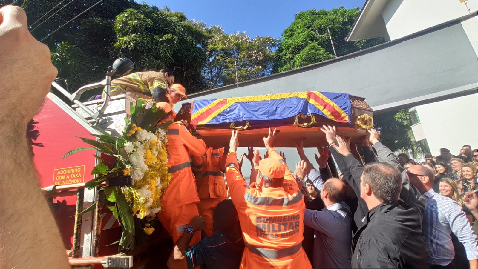POPULAÇÃO DE MURIAÉ DA ÚTILMO ADEUS AO PREFEITO SR. JOSÉ BRAZ