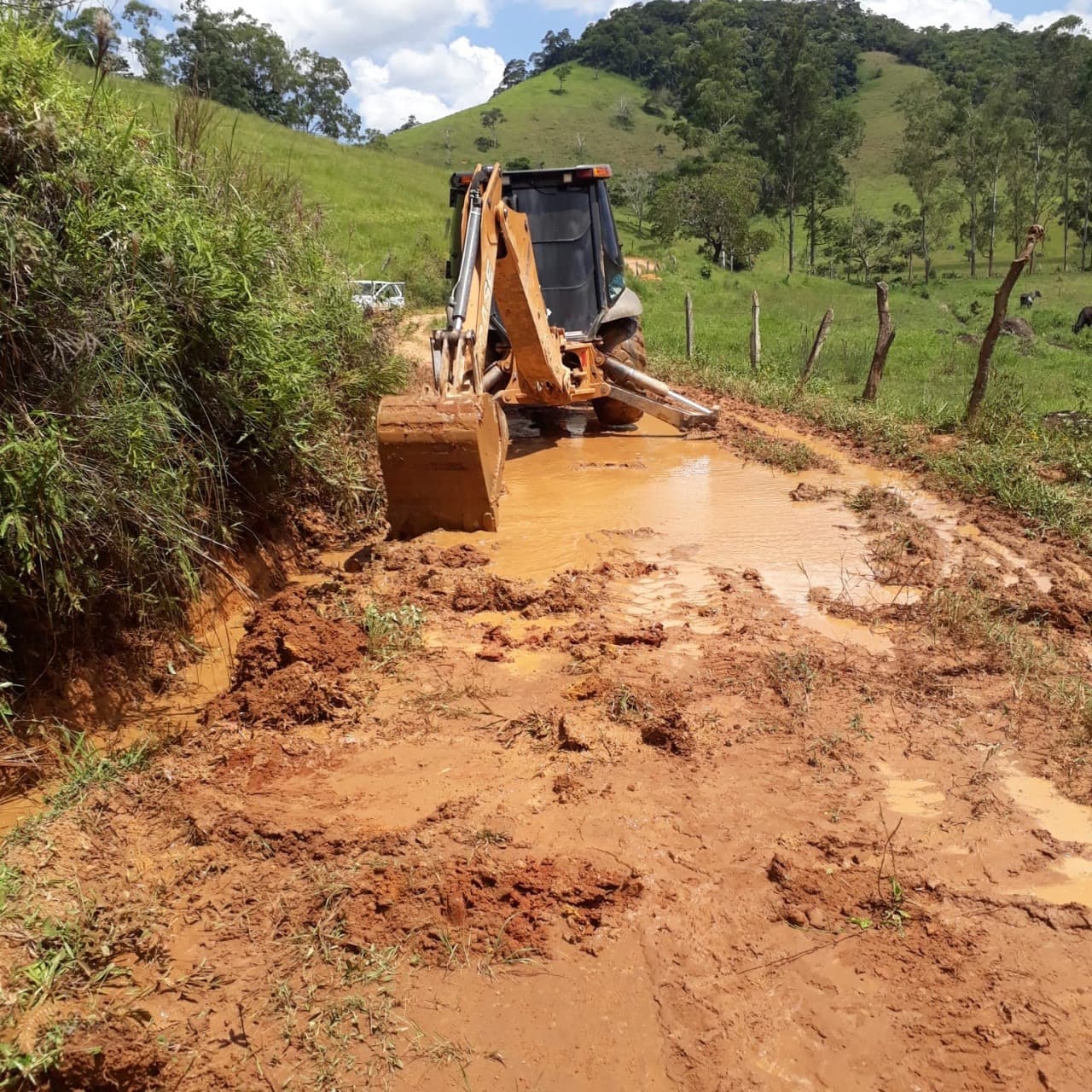 Secretaria de Agricultura elimina atoleiros em trechos das estradas rurais