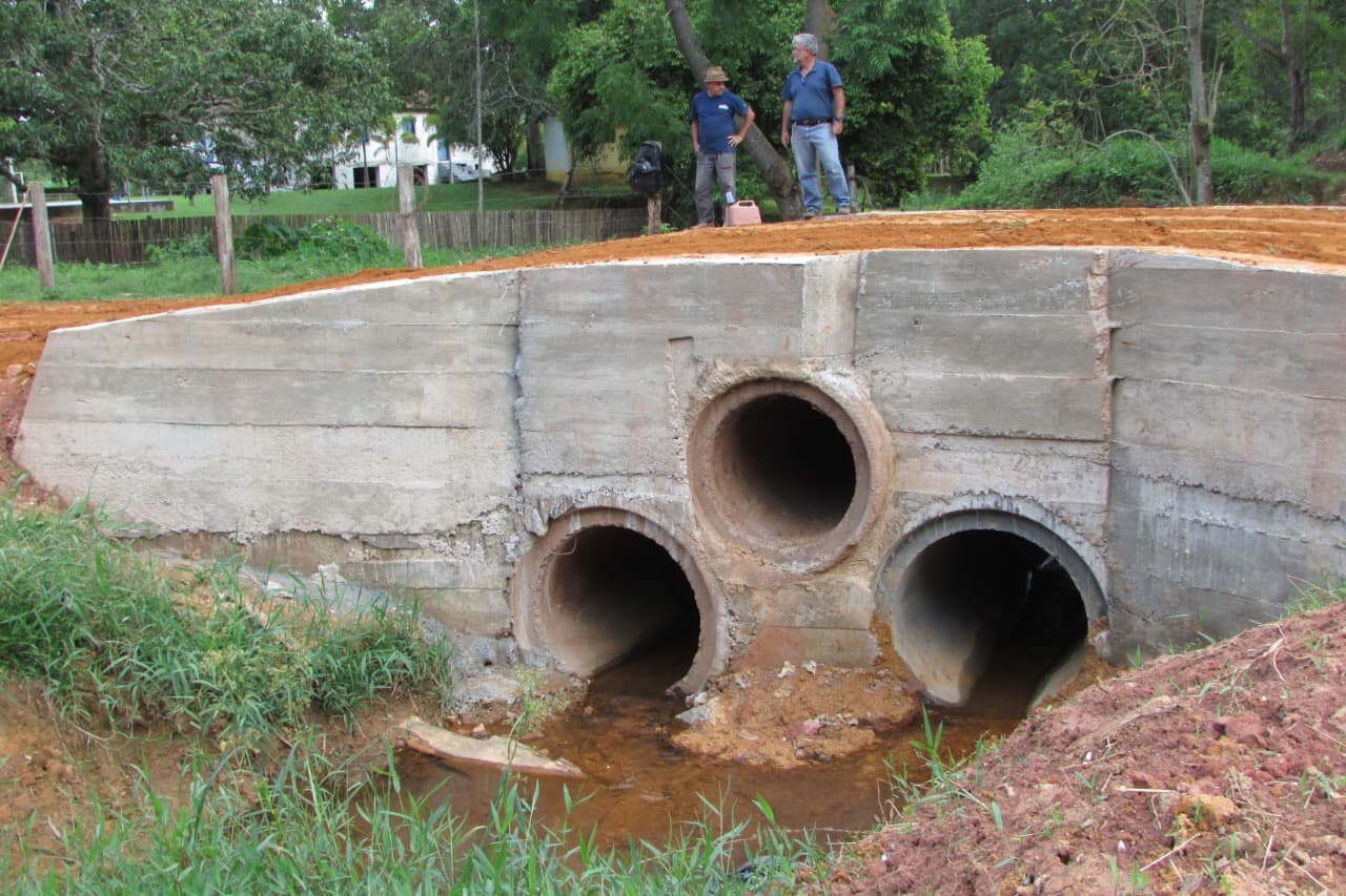Manilhamento rural transforma bueiros em pontes