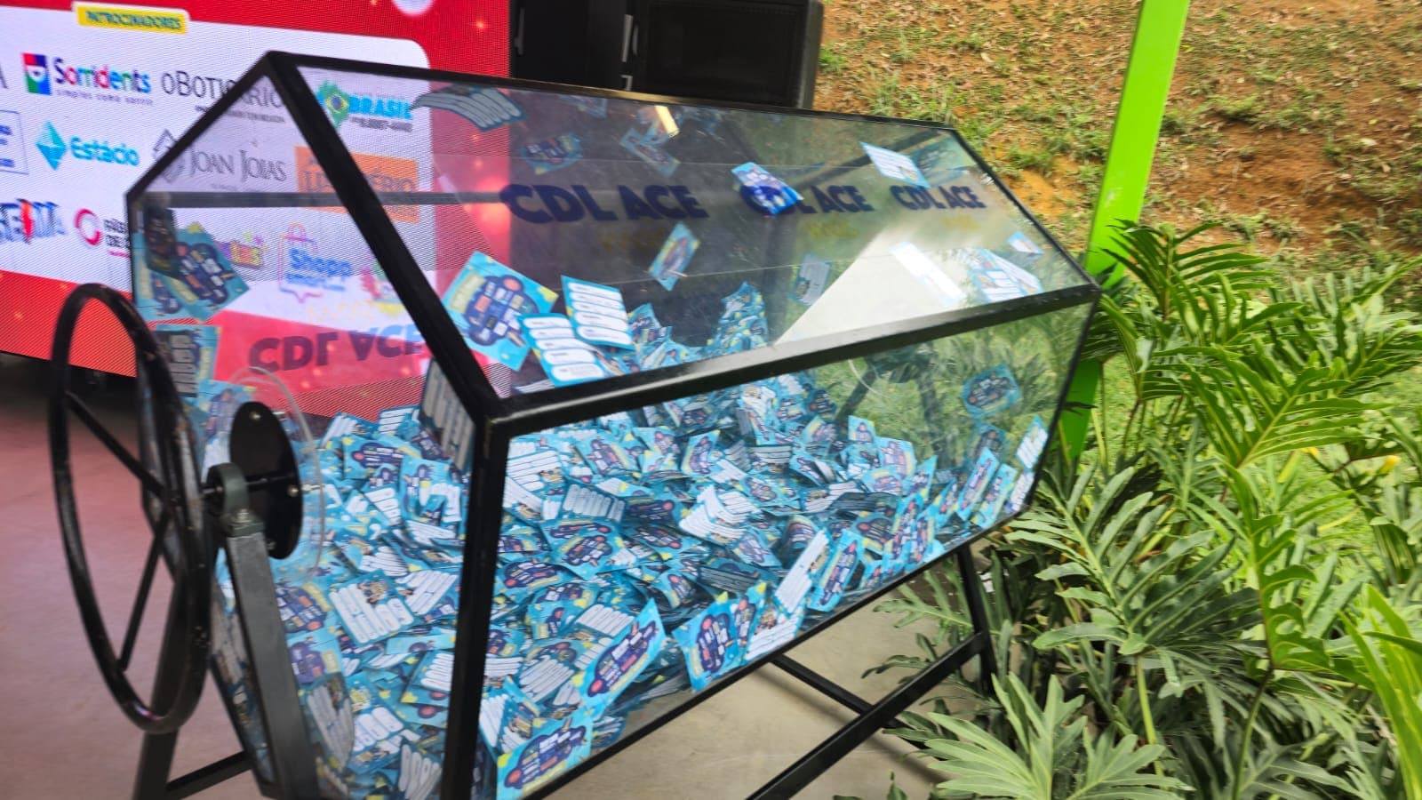 🎉 Sorteio do Dia das Crianças da CDL ACE mais agita o estande do Sicredi durante o evento