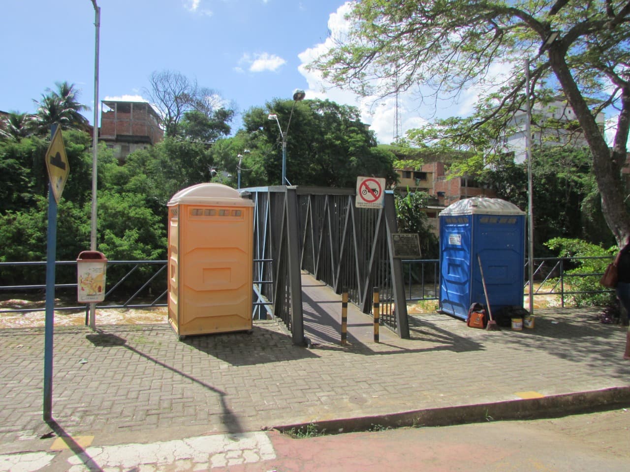 Ponte da Avenida JK está restaurada e recebe pintura
