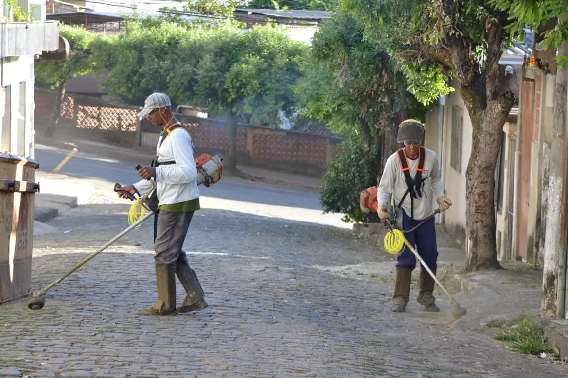Prefeitura de Leopoldina segue com serviços de limpeza nos bairros