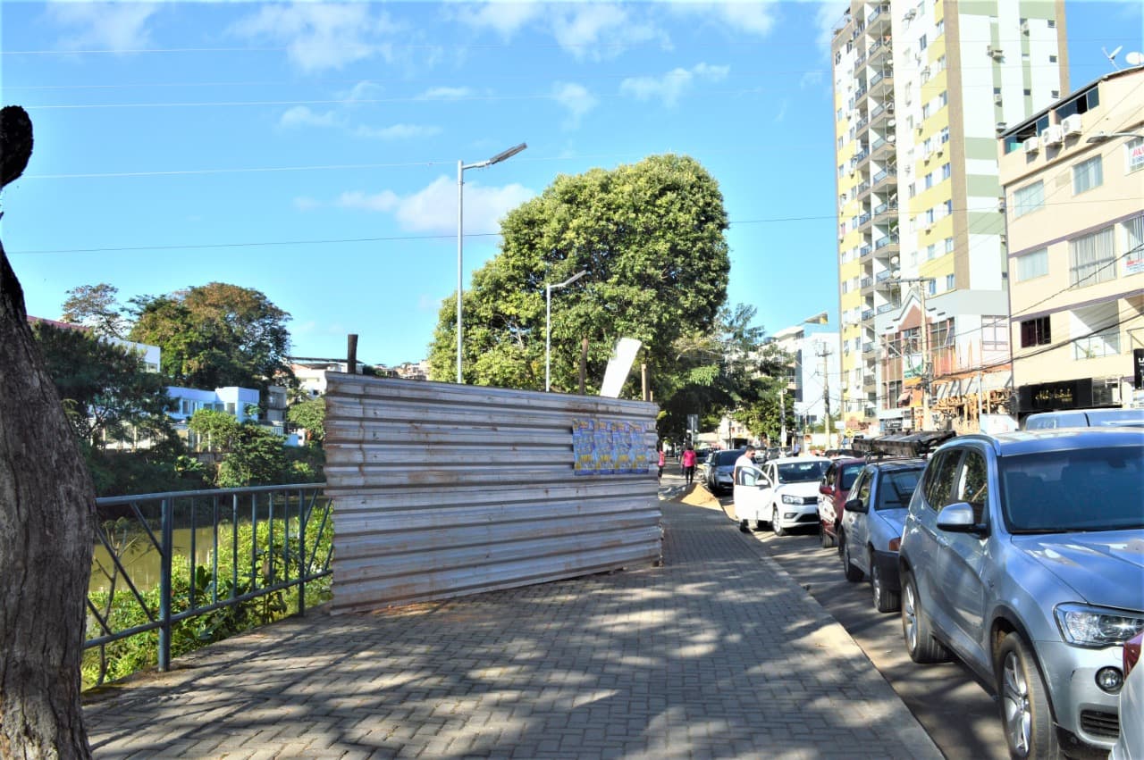 Prefeitura reconstrói muro de contenção na Avenida Juscelino Kubitschek