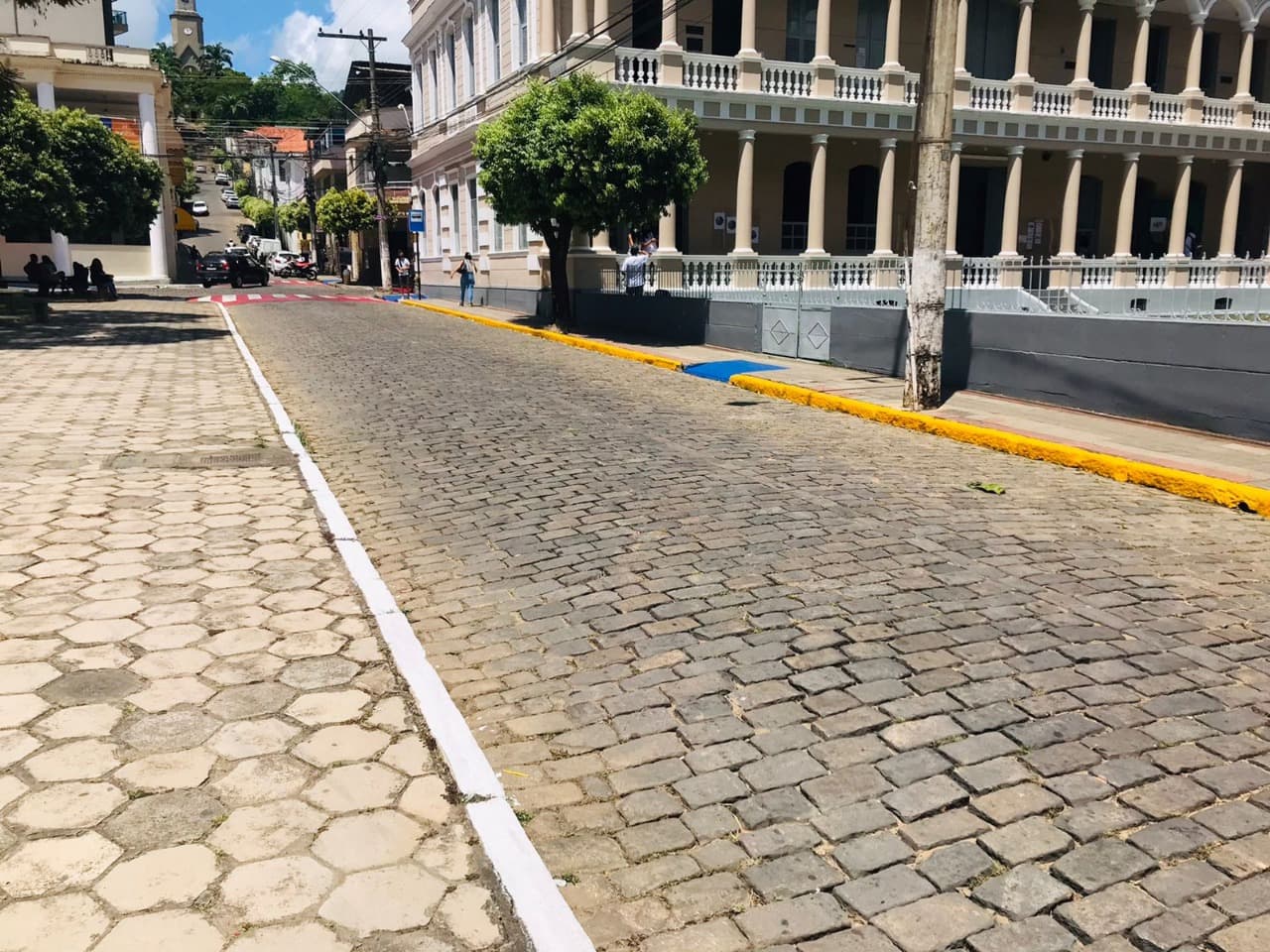 Prefeitura de Leopoldina realiza revitalização da pintura da sinalização viária nas ruas
